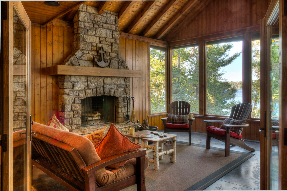 Aménagement d'un porche d'entrée de maison montagne avec une moustiquaire, une dalle de béton et tous types de couvertures.