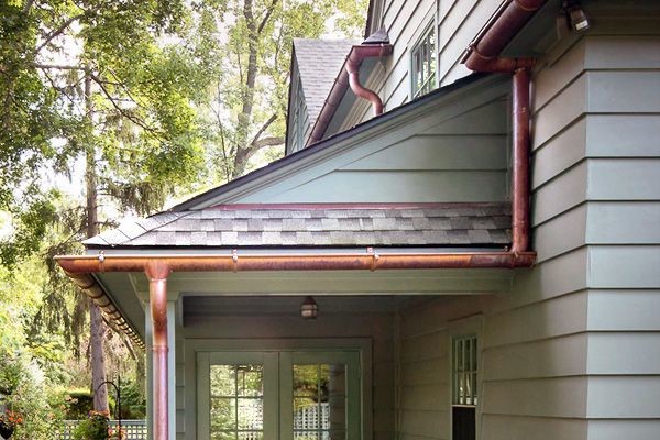 Idee per un portico chic di medie dimensioni e dietro casa con un tetto a sbalzo