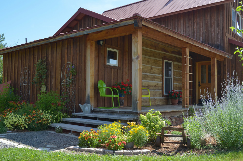 Cette image montre un porche d'entrée de maison chalet avec une terrasse en bois et une extension de toiture.