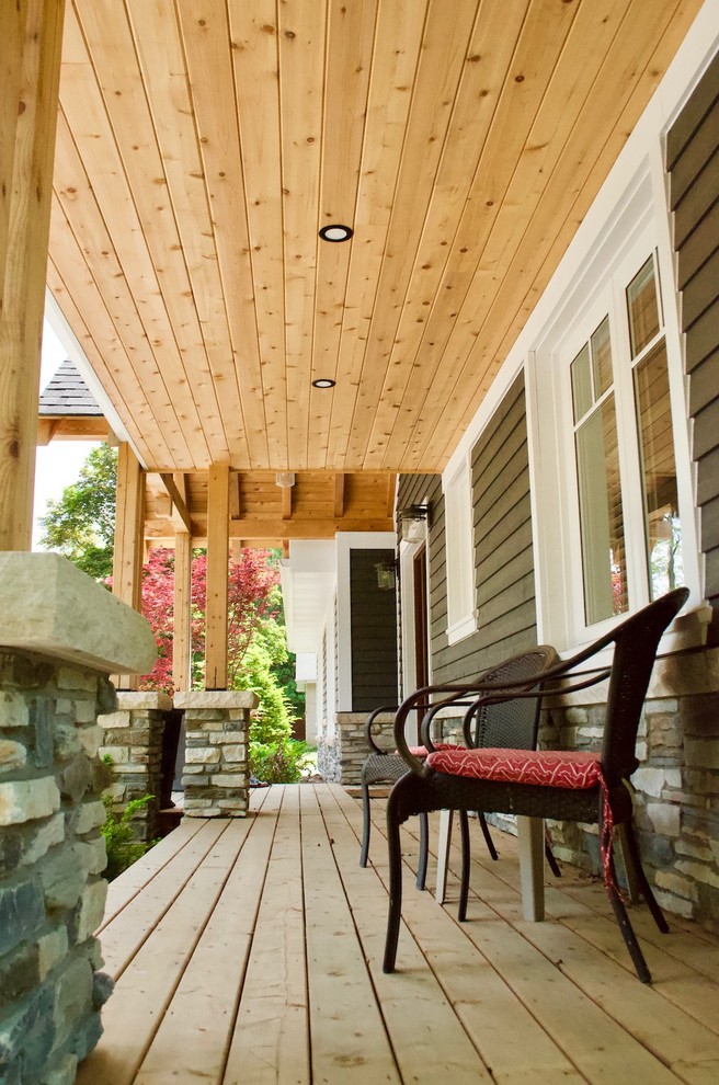 Idées déco pour un porche d'entrée de maison avant craftsman avec une extension de toiture.