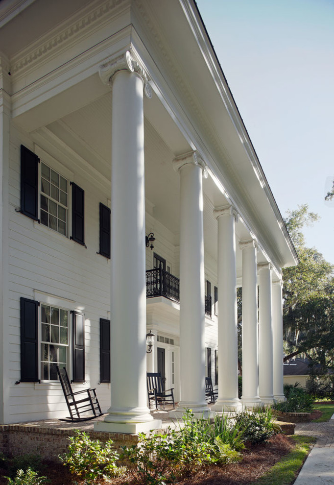 Idéer för en klassisk veranda framför huset, med marksten i tegel och takförlängning