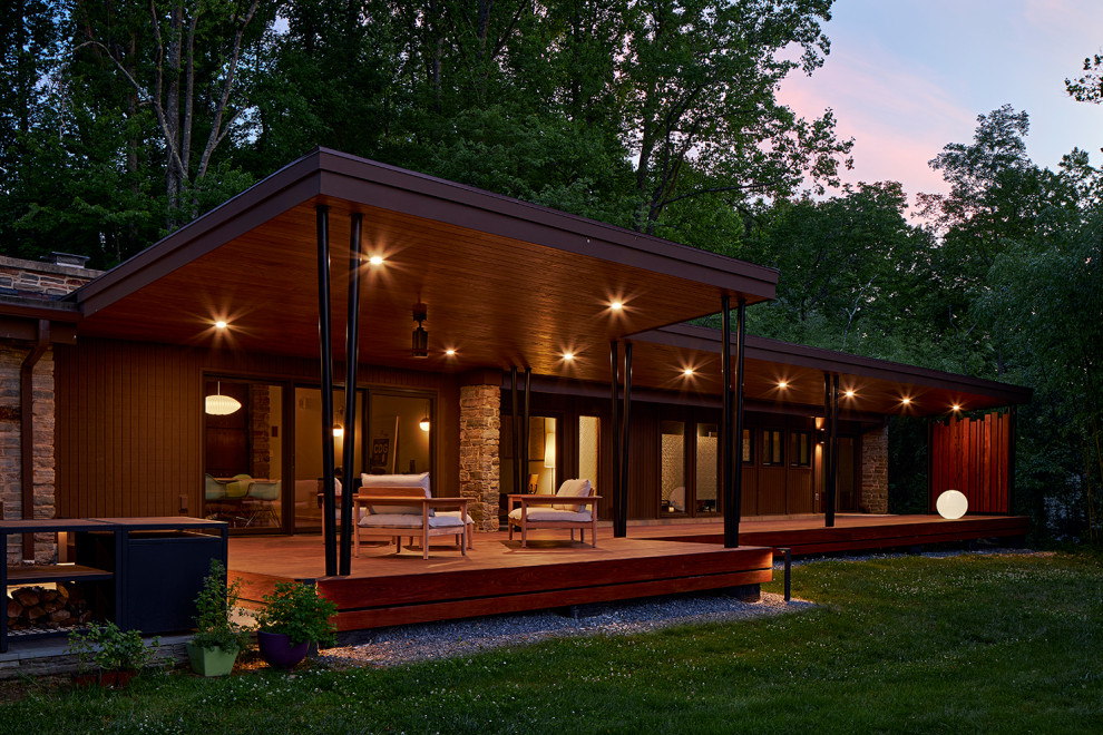 Diseño de terraza retro grande en patio trasero y anexo de casas con cocina exterior y adoquines de piedra natural