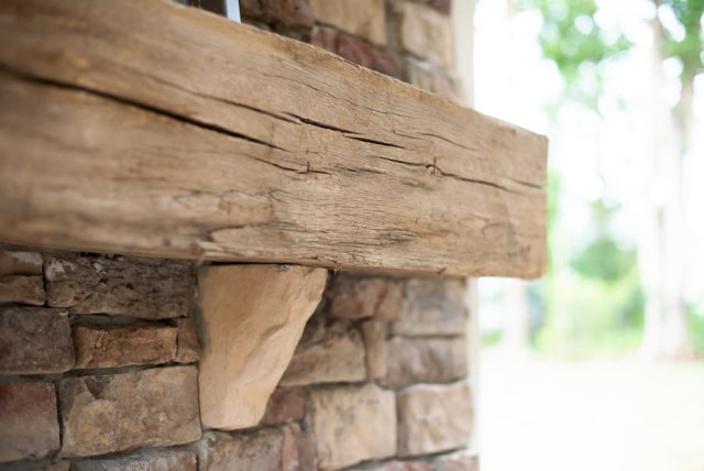 Hand Hewn Mantel - Landhausstil - Veranda - Charlotte - von Southend  Reclaimed | Houzz