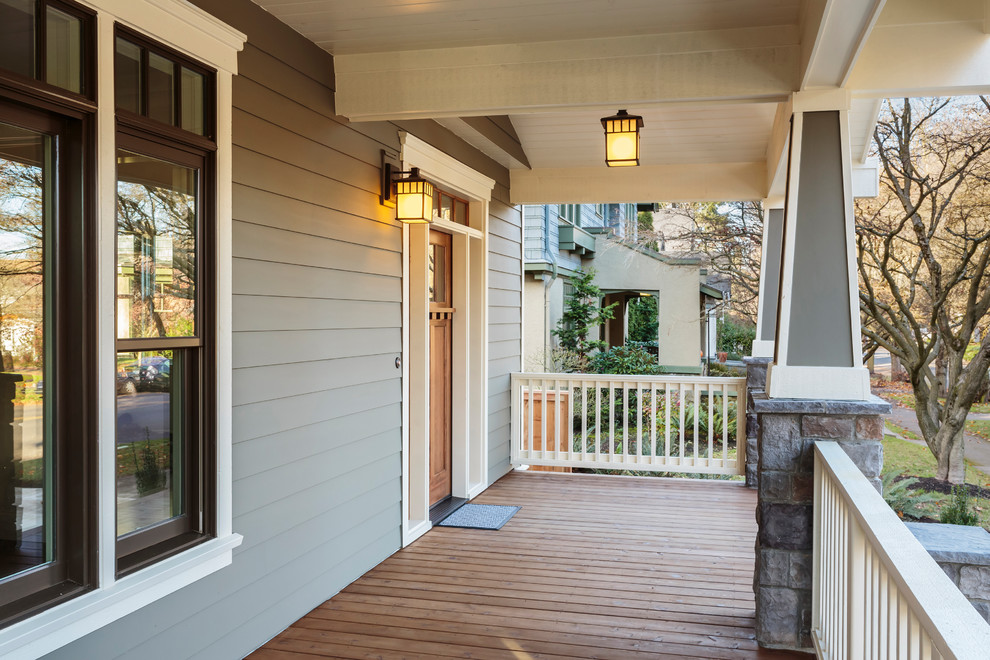 Idéer för mellanstora amerikanska verandor framför huset, med trädäck och takförlängning