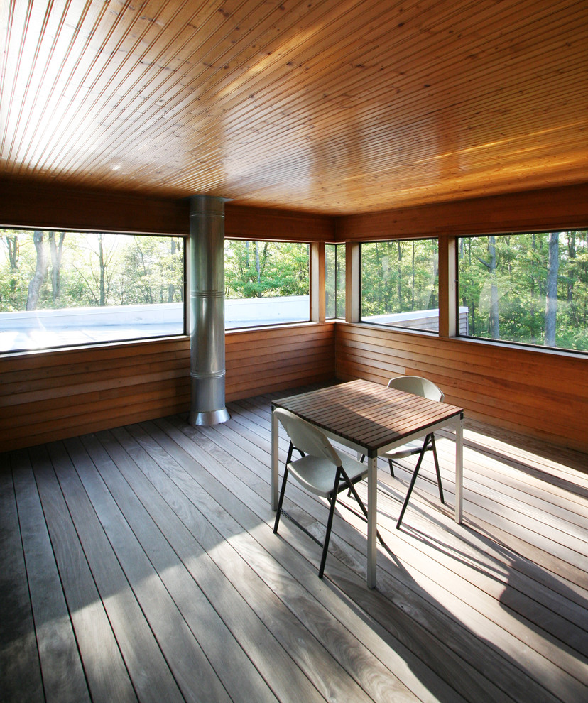 Ejemplo de terraza minimalista en anexo de casas con entablado