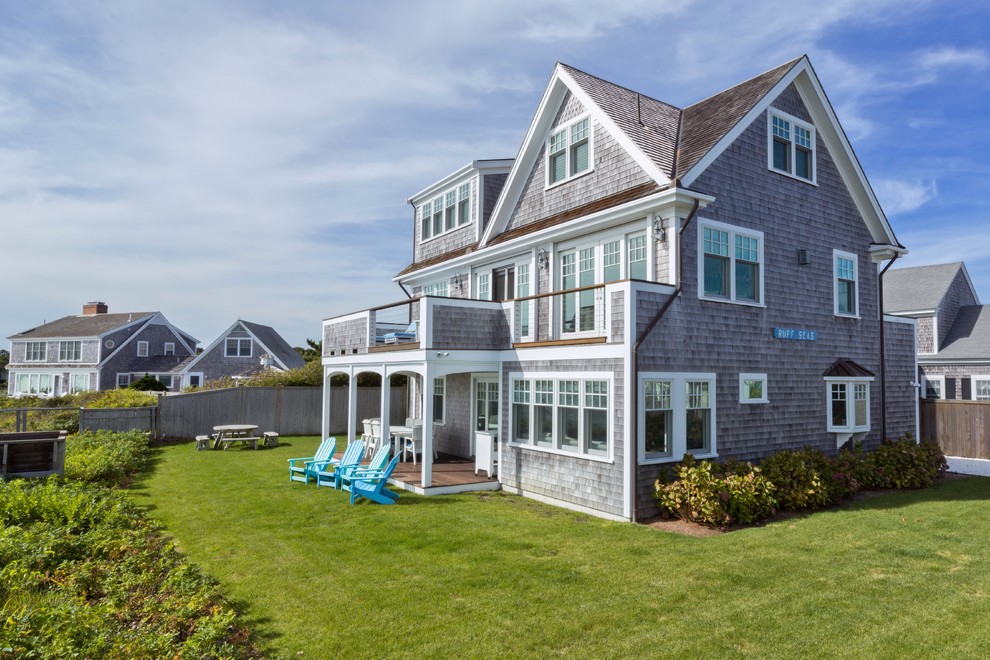 Cette photo montre un porche d'entrée de maison bord de mer avec une terrasse en bois.