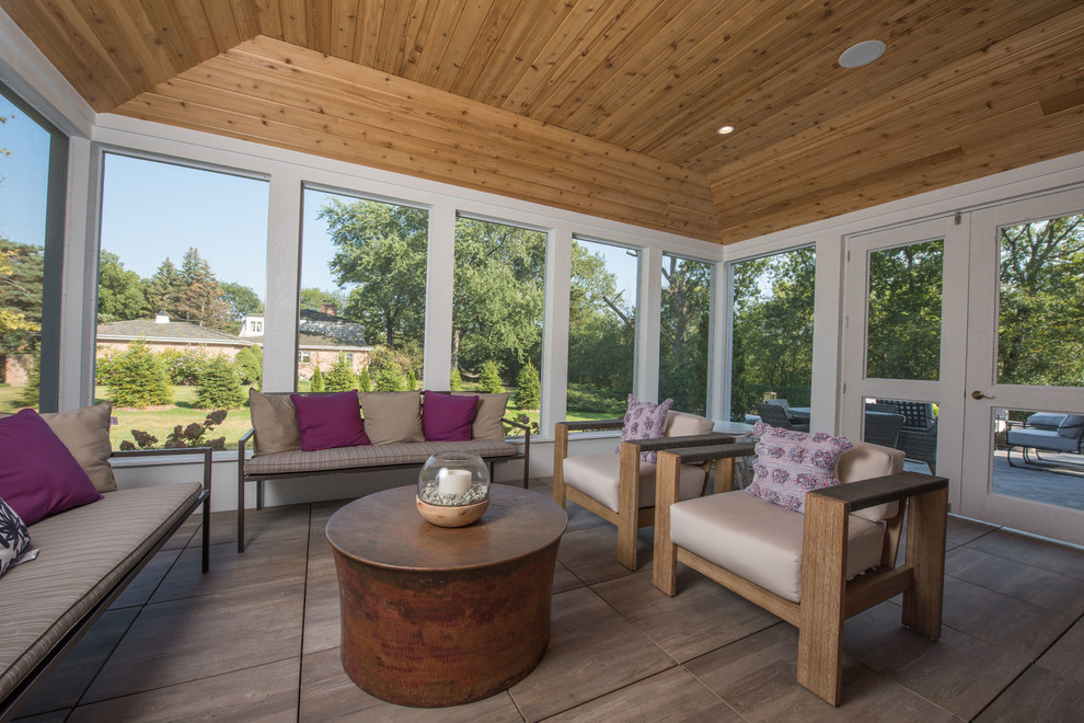Foto de porche cerrado clásico renovado grande en patio lateral y anexo de casas con adoquines de piedra natural