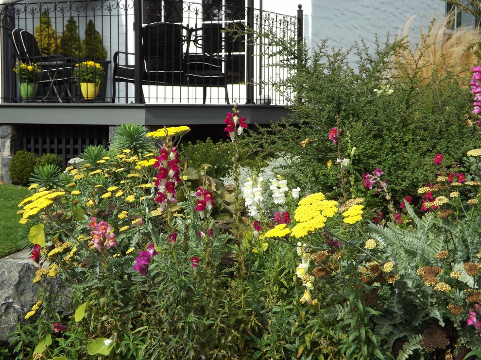 Идея дизайна: маленькая веранда на переднем дворе в стиле неоклассика (современная классика) с покрытием из каменной брусчатки для на участке и в саду