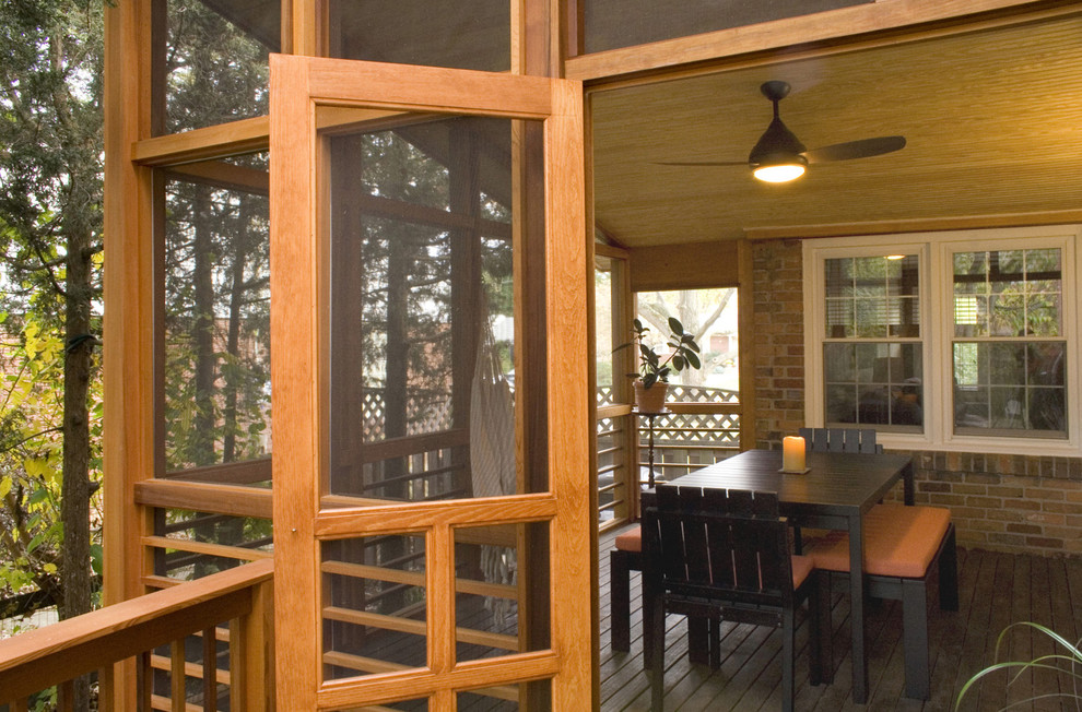Cette photo montre un porche d'entrée de maison montagne avec une terrasse en bois.