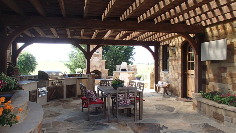 На фото: двор на переднем дворе в средиземноморском стиле с летней кухней и покрытием из каменной брусчатки с