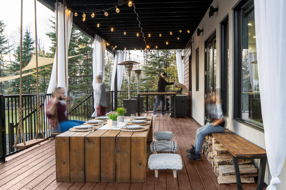 Cette image montre un porche d'entrée de maison avant design avec une terrasse en bois et une extension de toiture.