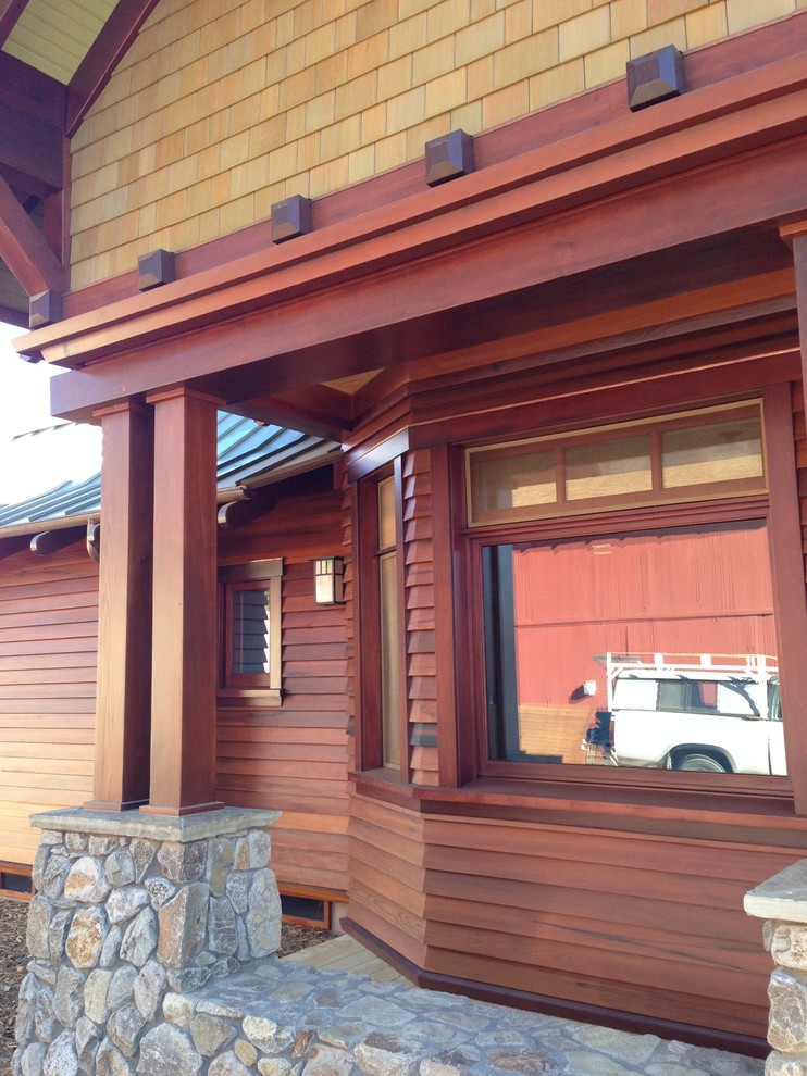 Inspiration för en liten amerikansk veranda på baksidan av huset, med takförlängning