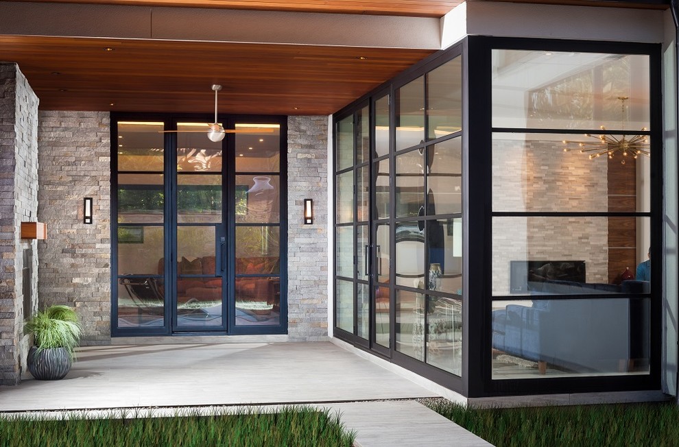Inspiration for a contemporary veranda in Houston.