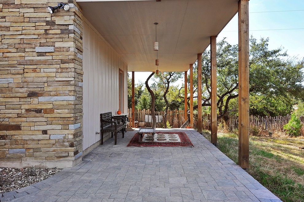 Idéer för att renovera en mellanstor amerikansk veranda, med marksten i betong och takförlängning