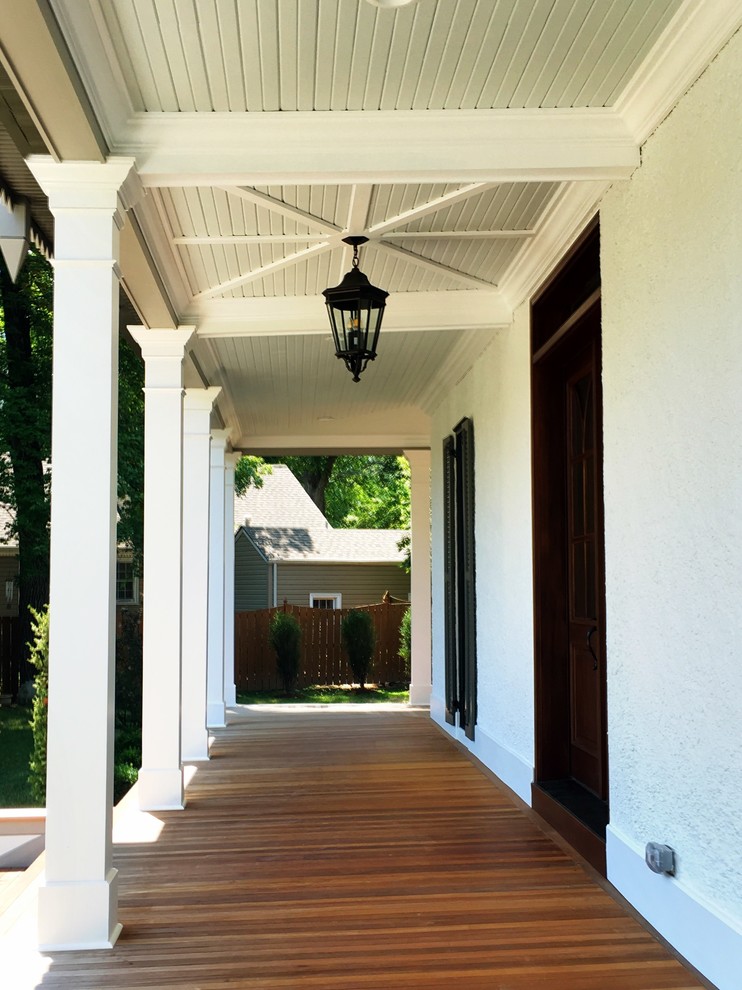 Ispirazione per un ampio portico stile americano davanti casa con pedane e un tetto a sbalzo