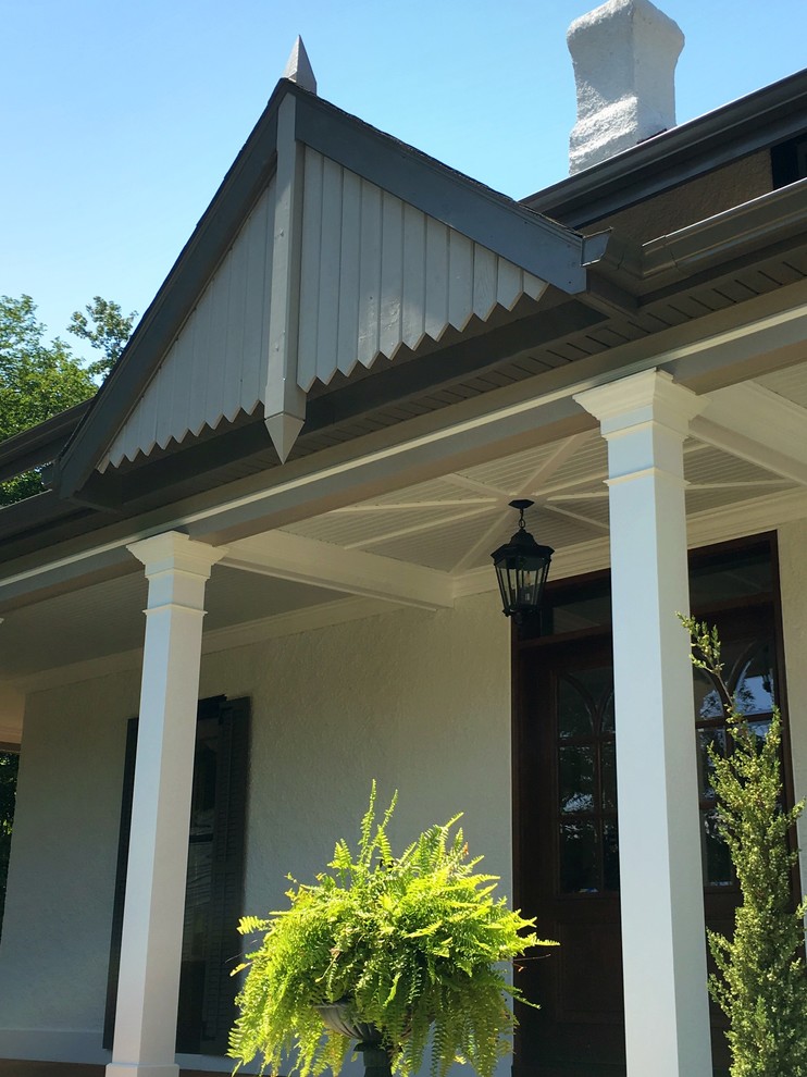 Idée de décoration pour un très grand porche d'entrée de maison avant craftsman avec une terrasse en bois et une extension de toiture.