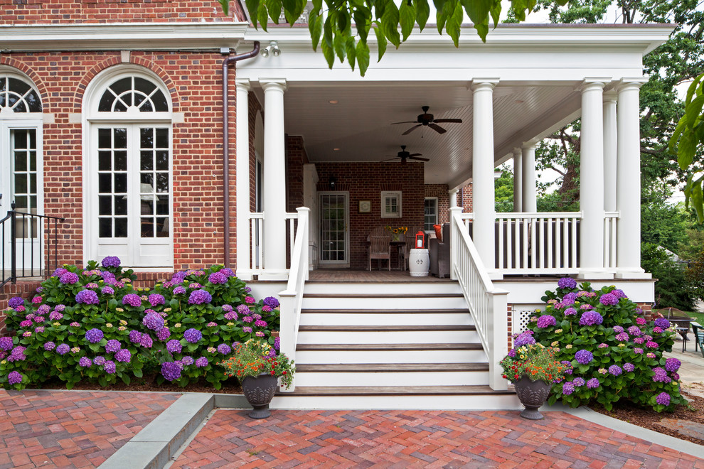Inspiration for a timeless front porch remodel in Baltimore