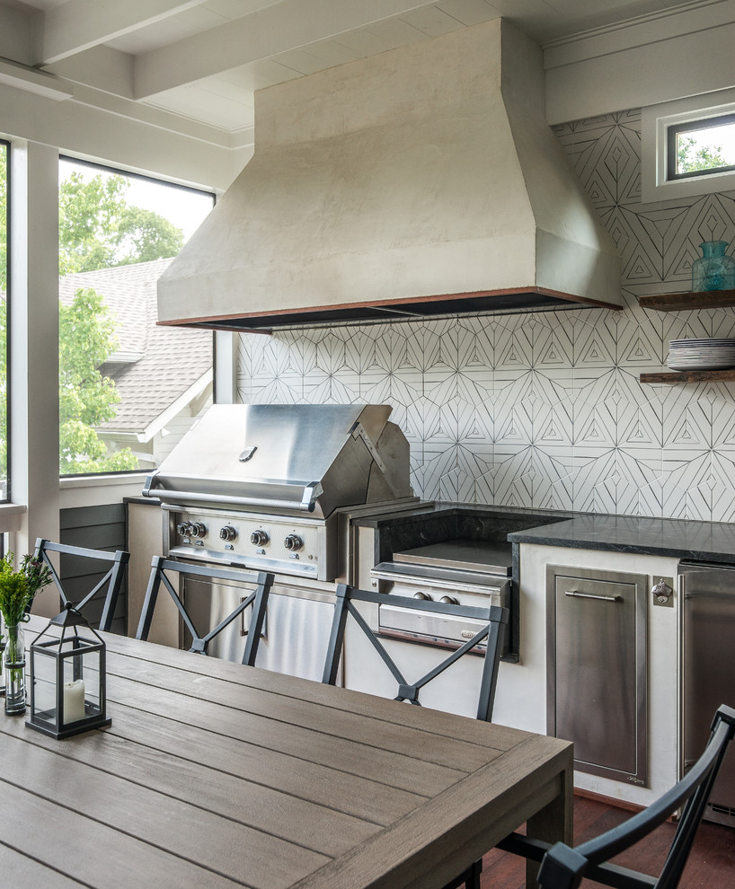 Imagen de terraza de estilo americano de tamaño medio en patio trasero y anexo de casas con cocina exterior y entablado