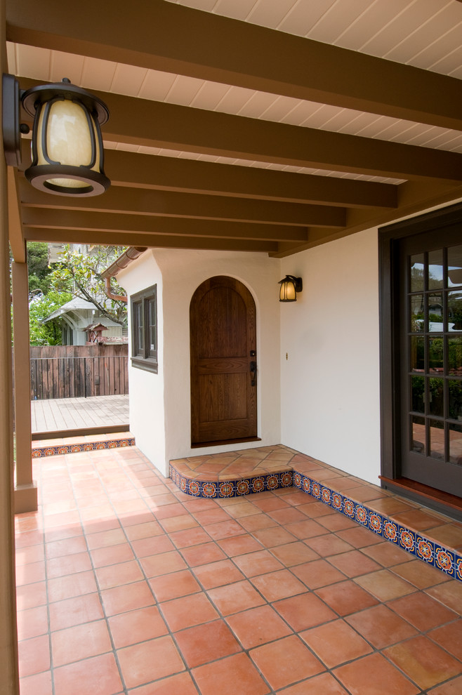 Cette image montre un petit porche d'entrée de maison traditionnel.