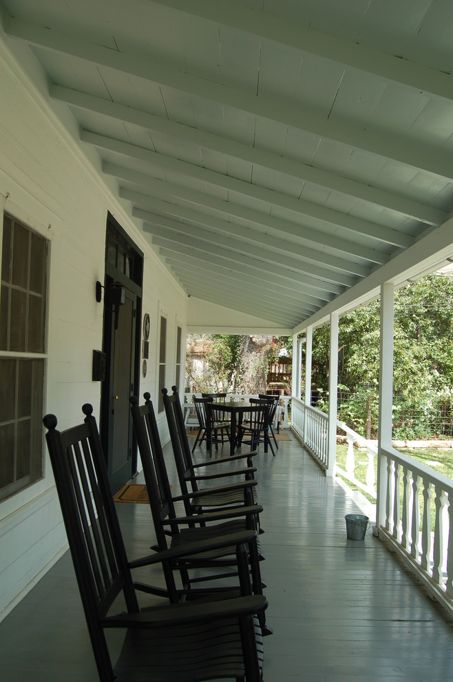 Inspiration for a cottage porch remodel in Austin