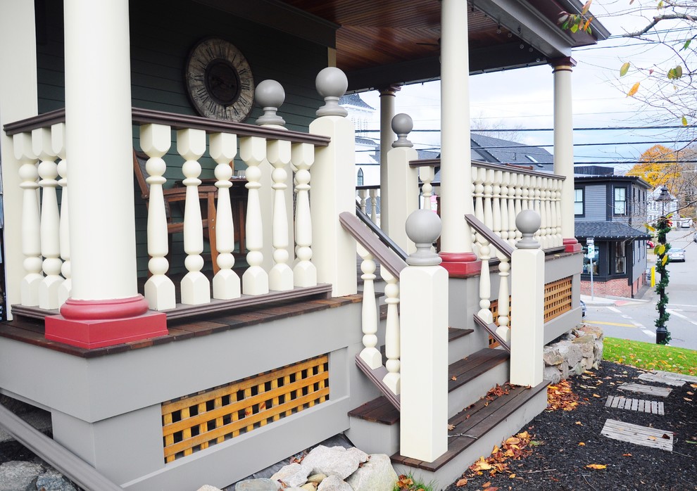 Inspiration för en vintage veranda framför huset, med takförlängning