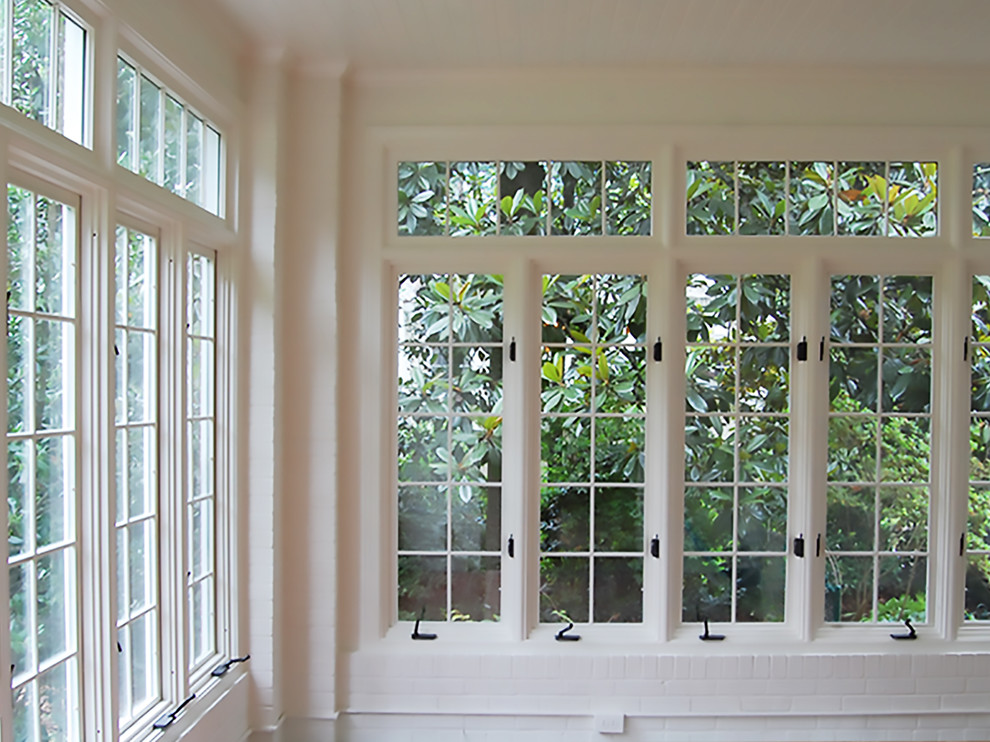 Mittelgroße, Verglaste, Überdachte Klassische Veranda hinter dem Haus in Atlanta