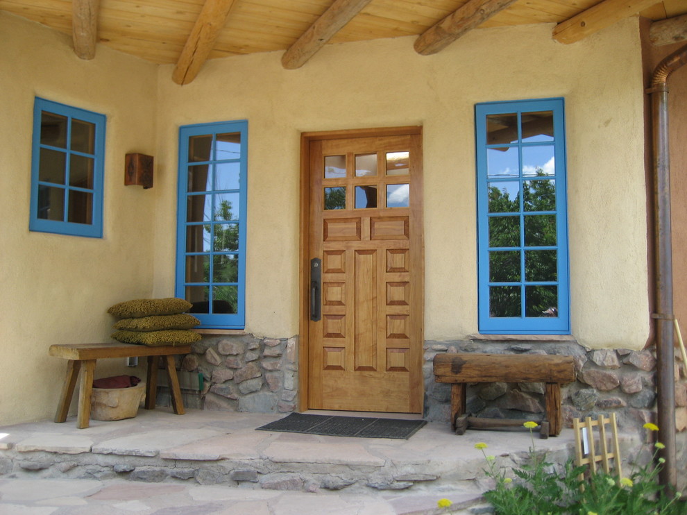 Aménagement d'un porche d'entrée de maison méditerranéen.