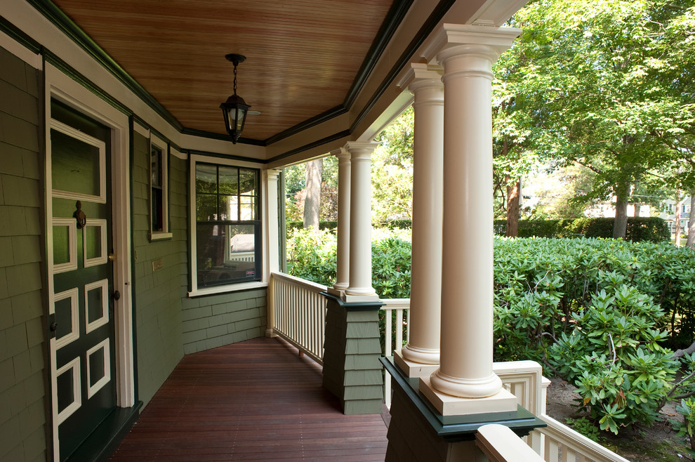 Idee per un ampio portico stile americano davanti casa con con illuminazione