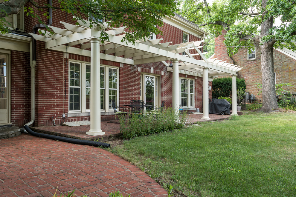 Inspiration för en mellanstor vintage veranda på baksidan av huset, med utekök, marksten i tegel och en pergola