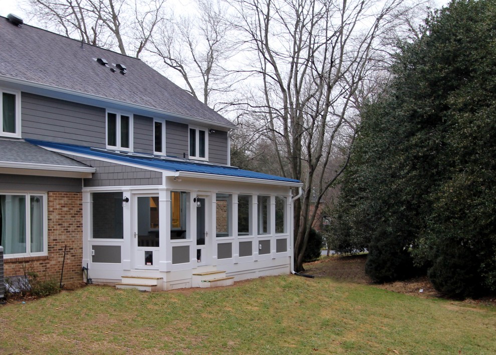 Modelo de porche cerrado tradicional renovado grande en patio trasero y anexo de casas con suelo de baldosas
