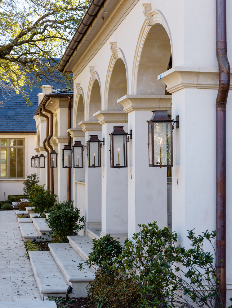 Geräumige, Überdachte Klassische Veranda hinter dem Haus mit Natursteinplatten in Dallas