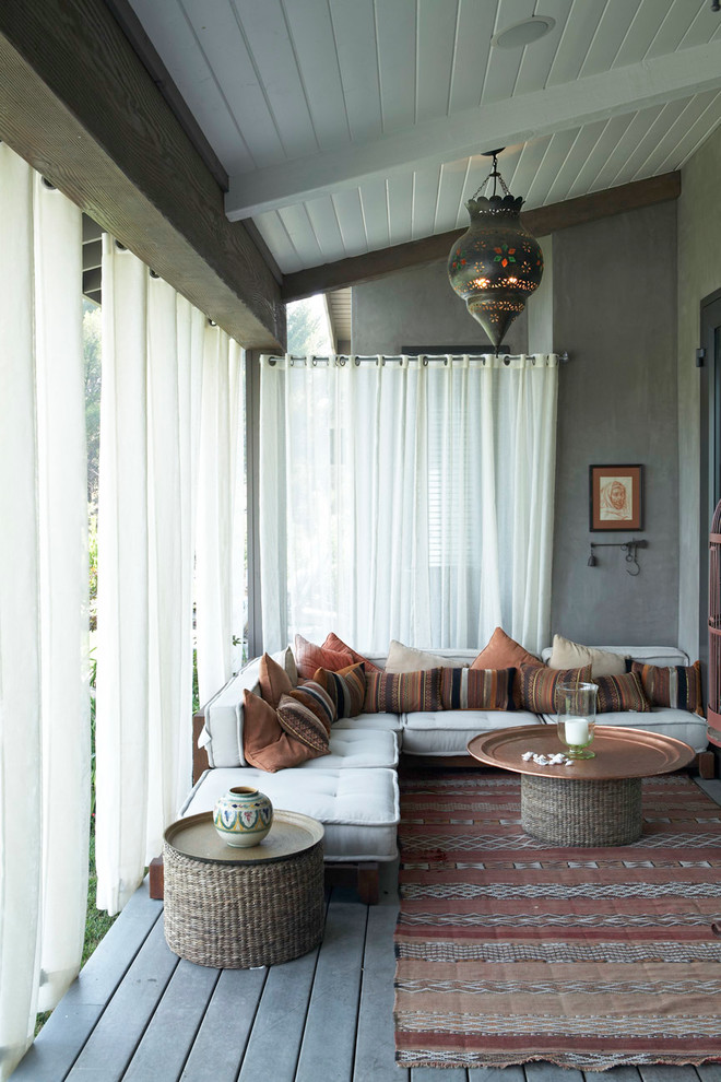 Inspiration pour un porche d'entrée de maison méditerranéen avec une terrasse en bois et une extension de toiture.