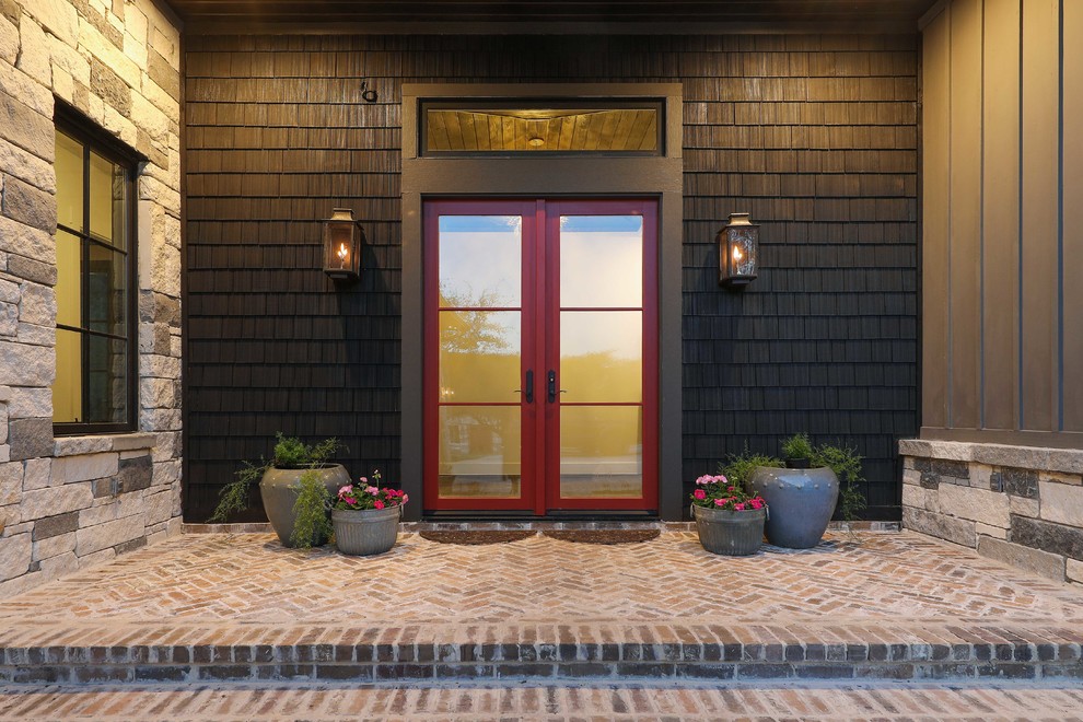 Exemple d'un porche d'entrée de maison avant tendance de taille moyenne avec des pavés en brique et une extension de toiture.