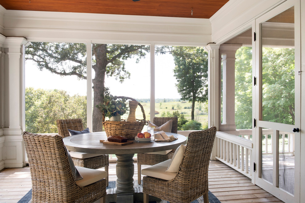 Inspiration pour un porche d'entrée de maison latéral rustique de taille moyenne avec une moustiquaire.