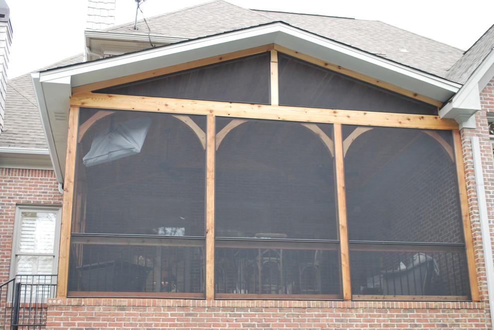 Cette photo montre un grand porche d'entrée de maison arrière montagne avec une moustiquaire.