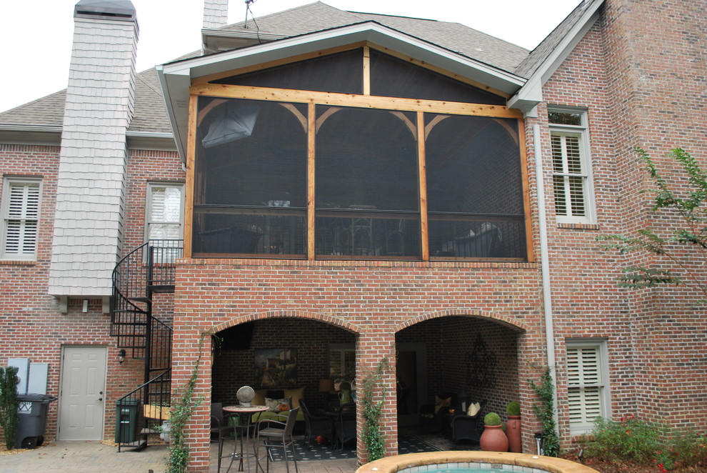 Exemple d'un grand porche d'entrée de maison arrière montagne avec une moustiquaire.