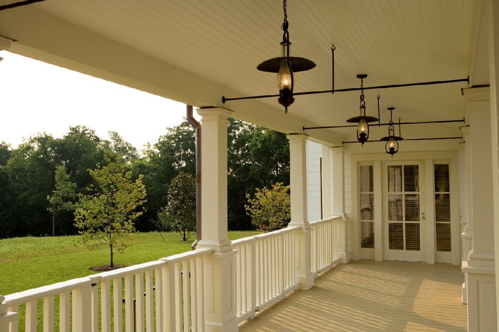 Foto de terraza de estilo de casa de campo con iluminación