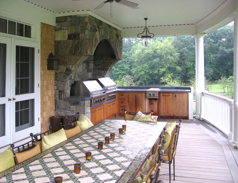 Foto på en mellanstor lantlig veranda på baksidan av huset, med utekök, trädäck och takförlängning