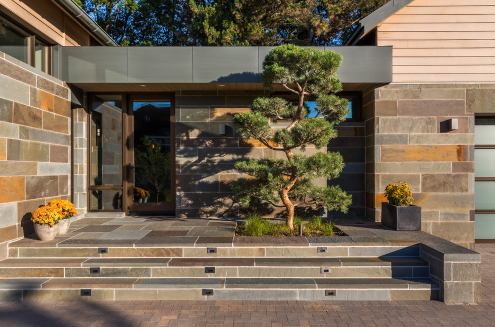 Idee per un portico minimalista di medie dimensioni e davanti casa con un giardino in vaso e pavimentazioni in pietra naturale