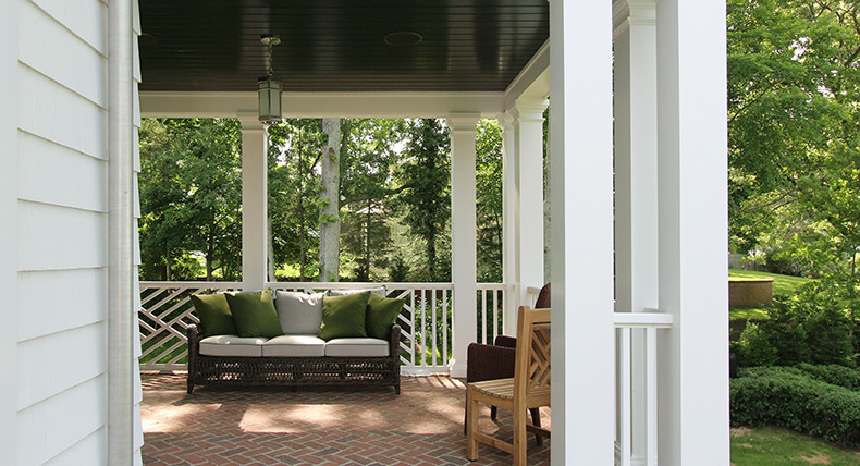Пример оригинального дизайна: веранда среднего размера на заднем дворе в классическом стиле с мощением клинкерной брусчаткой