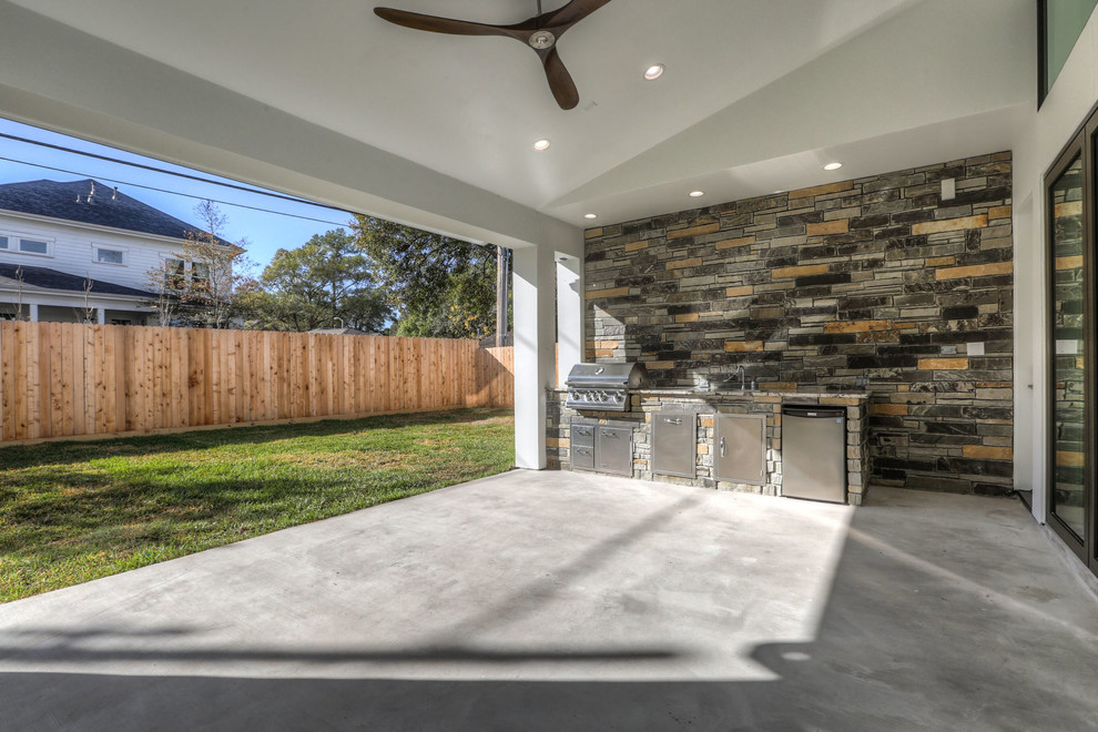 На фото: большая веранда на заднем дворе в стиле модернизм с летней кухней, покрытием из бетонных плит и навесом с