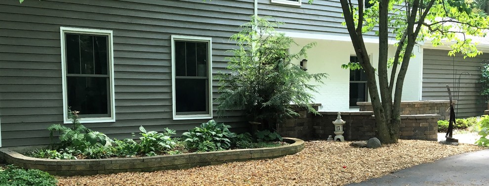 Kleines Modernes Veranda im Vorgarten mit Betonboden in Grand Rapids