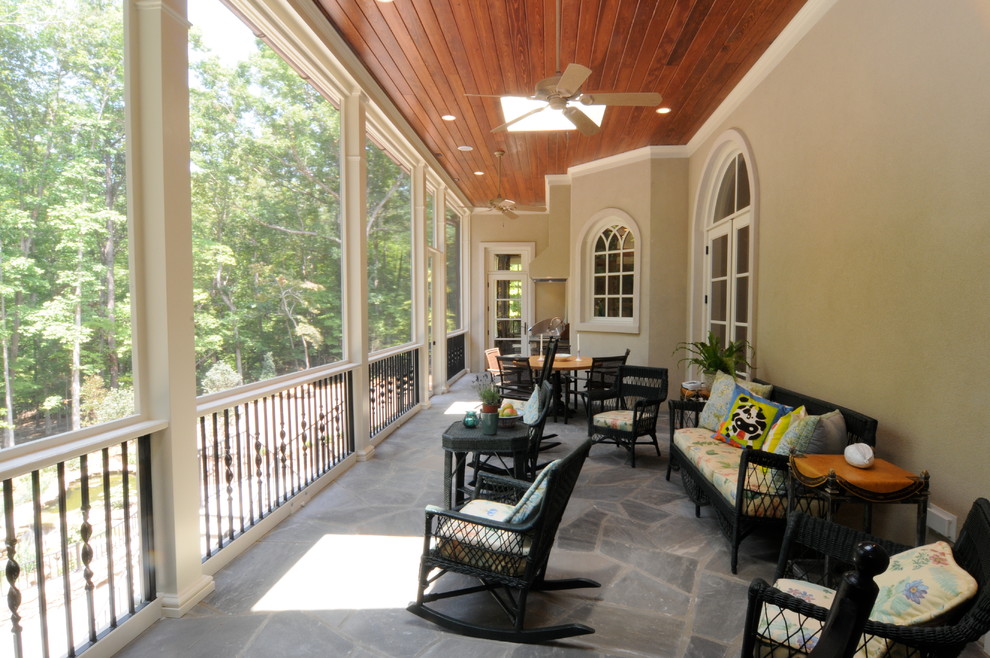Inspiration för verandor, med naturstensplattor och takförlängning