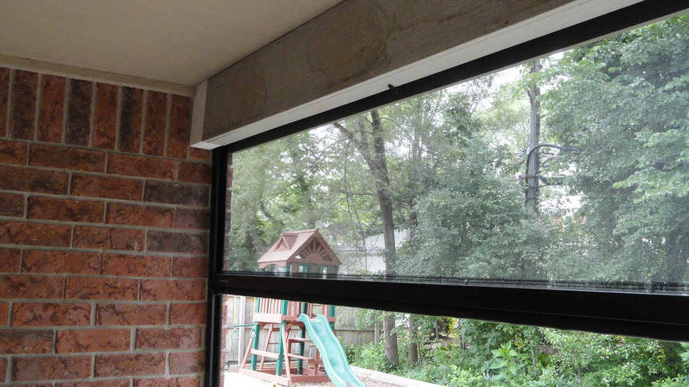 Kleine, Verglaste, Überdachte Rustikale Veranda hinter dem Haus mit Betonplatten in Detroit