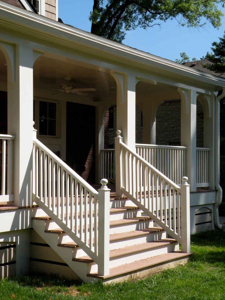 Immagine di un portico classico di medie dimensioni e dietro casa