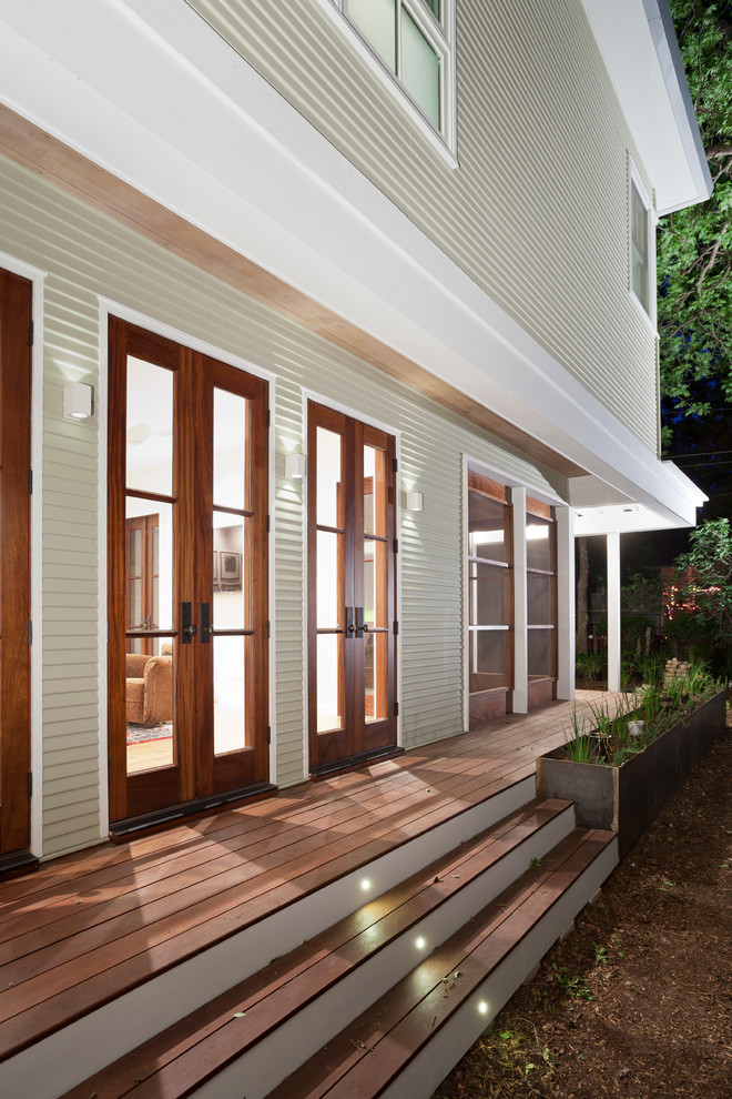 Aménagement d'un grand porche avec des plantes en pot latéral campagne avec une terrasse en bois et une extension de toiture.