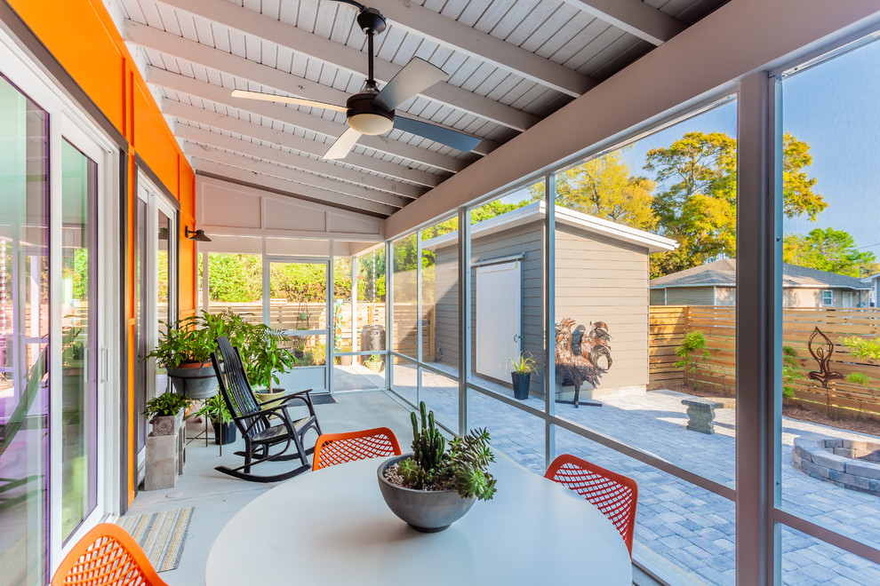 Exempel på en mellanstor modern innätad veranda, med betongplatta och takförlängning