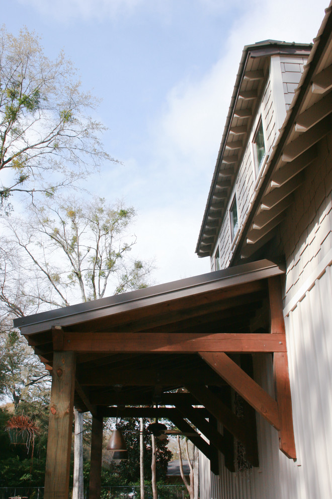 Idées déco pour un petit porche d'entrée de maison latéral craftsman avec une cuisine d'été, des pavés en brique et un auvent.