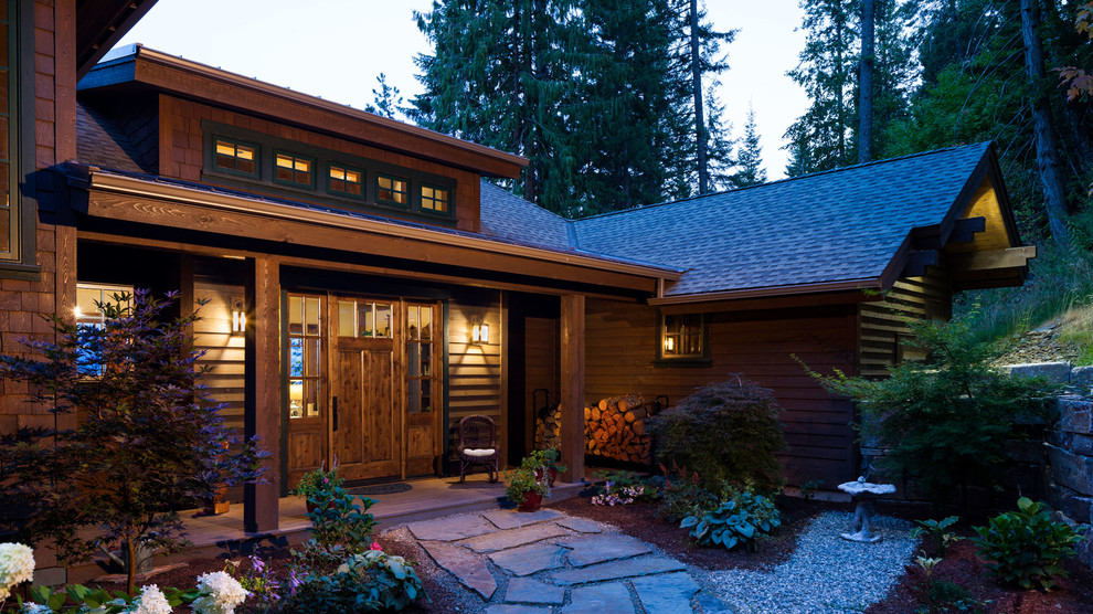 Idée de décoration pour un porche d'entrée de maison avant craftsman de taille moyenne.
