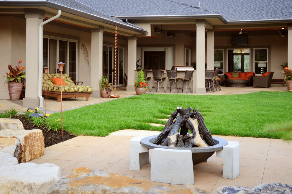 Inspiration pour un grand porche d'entrée de maison arrière traditionnel avec une cuisine d'été, du béton estampé et une extension de toiture.